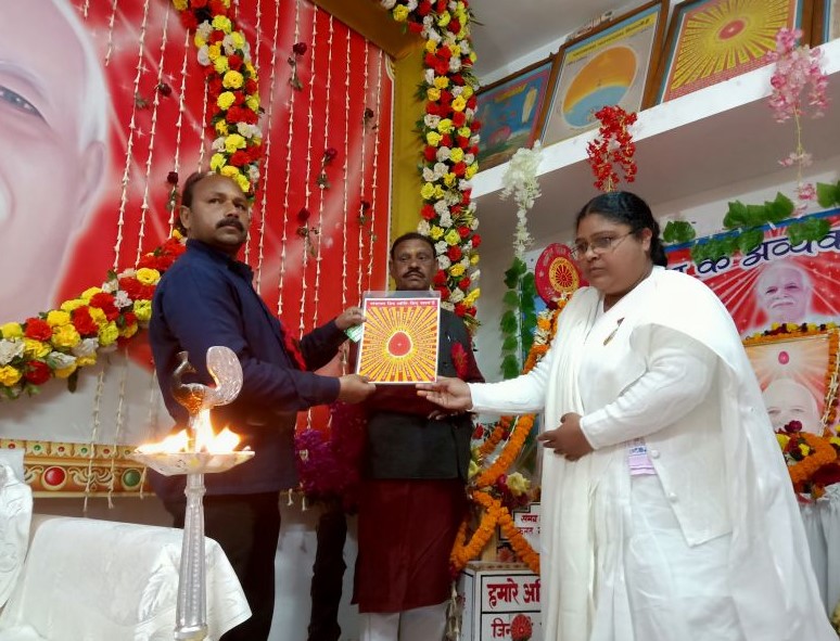 ब्रह्मा बाबा के पुण्य स्मृति दिवस पर श्रद्धांजलि और माल्यार्पण करते अतिथी गण।